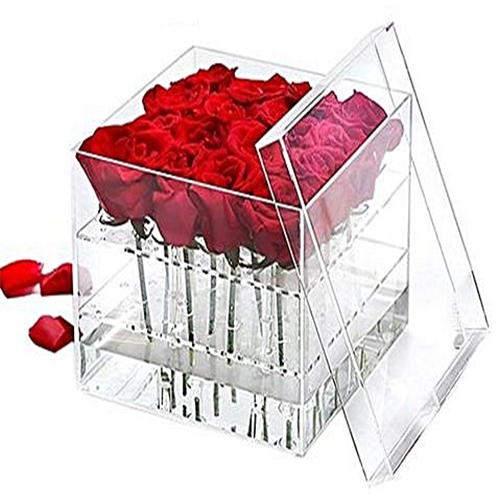 Cubo plexiglass con 16 rose rosse