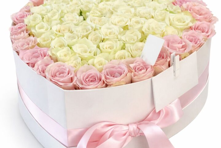 "Cuore di Tenerezza": Box a Cuore con Rose Bianche e Rosa