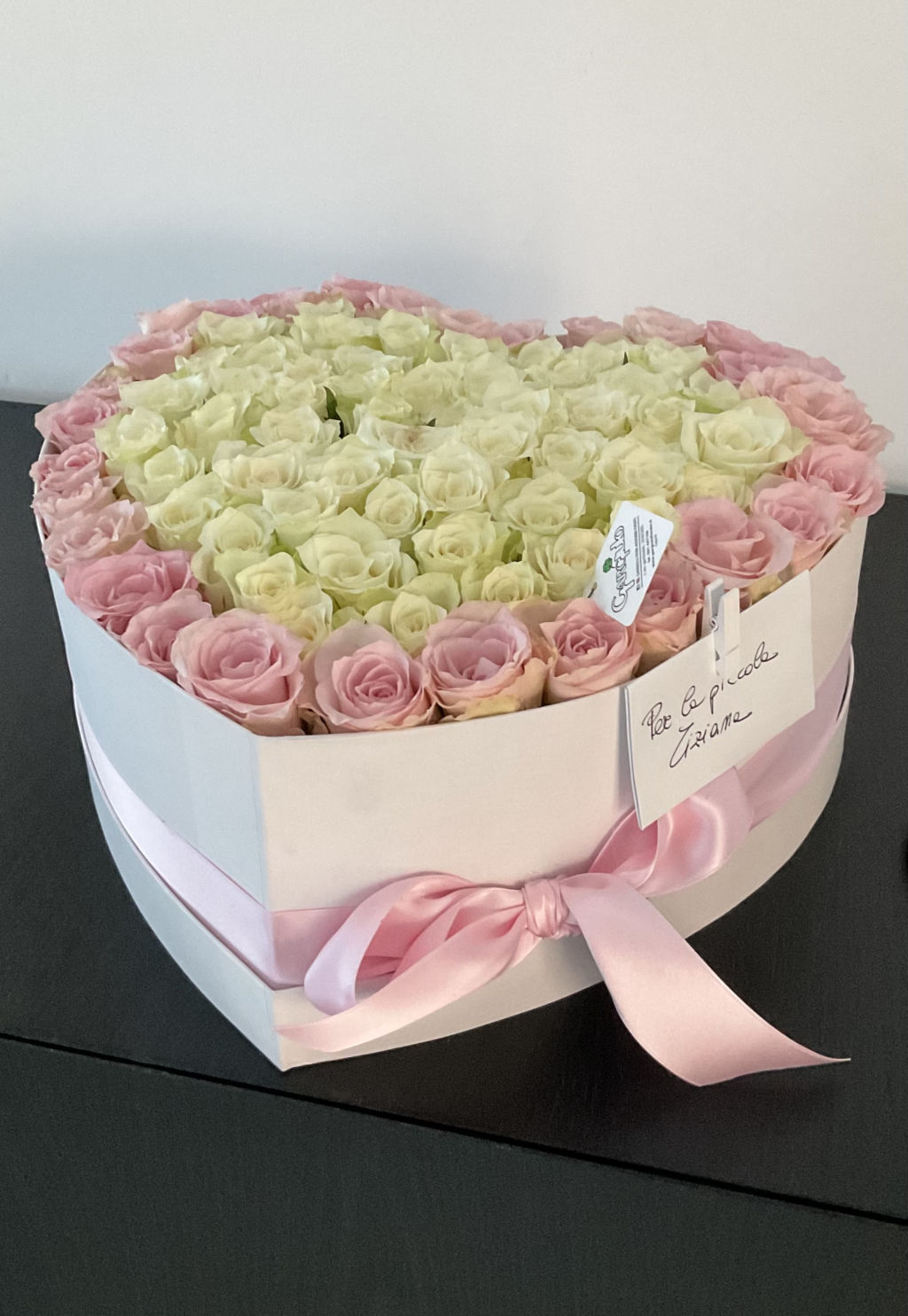 Box fiori love con rose bianche e rosa