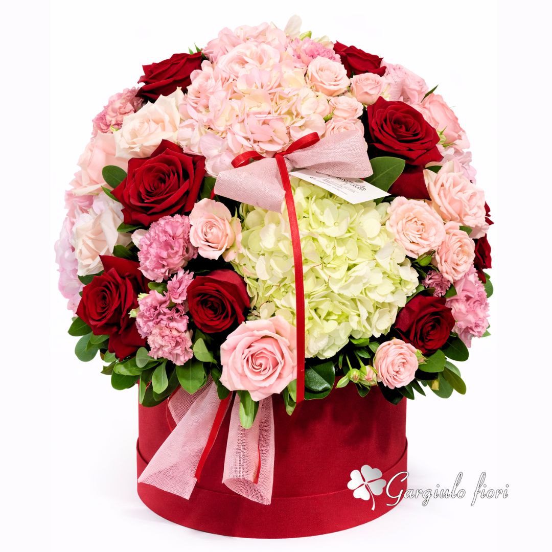 Lussuosa Box con Rose Fresche, Ortensie e Garofani