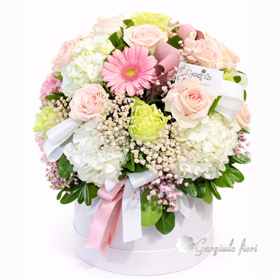 “Dolce Incontro”: Lussuosa Box Pastello con Fiori Freschi Misti