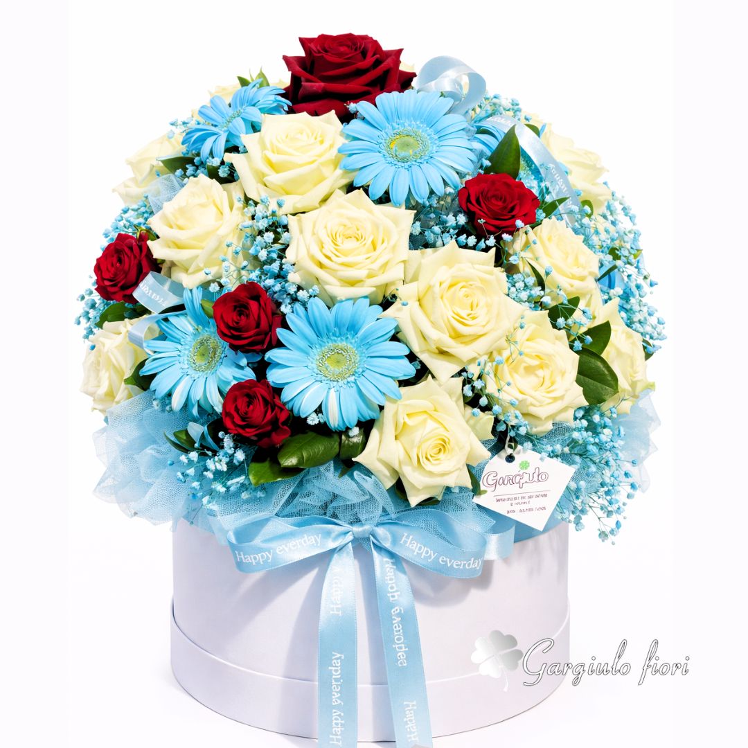 Elegante Box con Rose Fresche, Gerbere Azzurre e Velo da Sposa