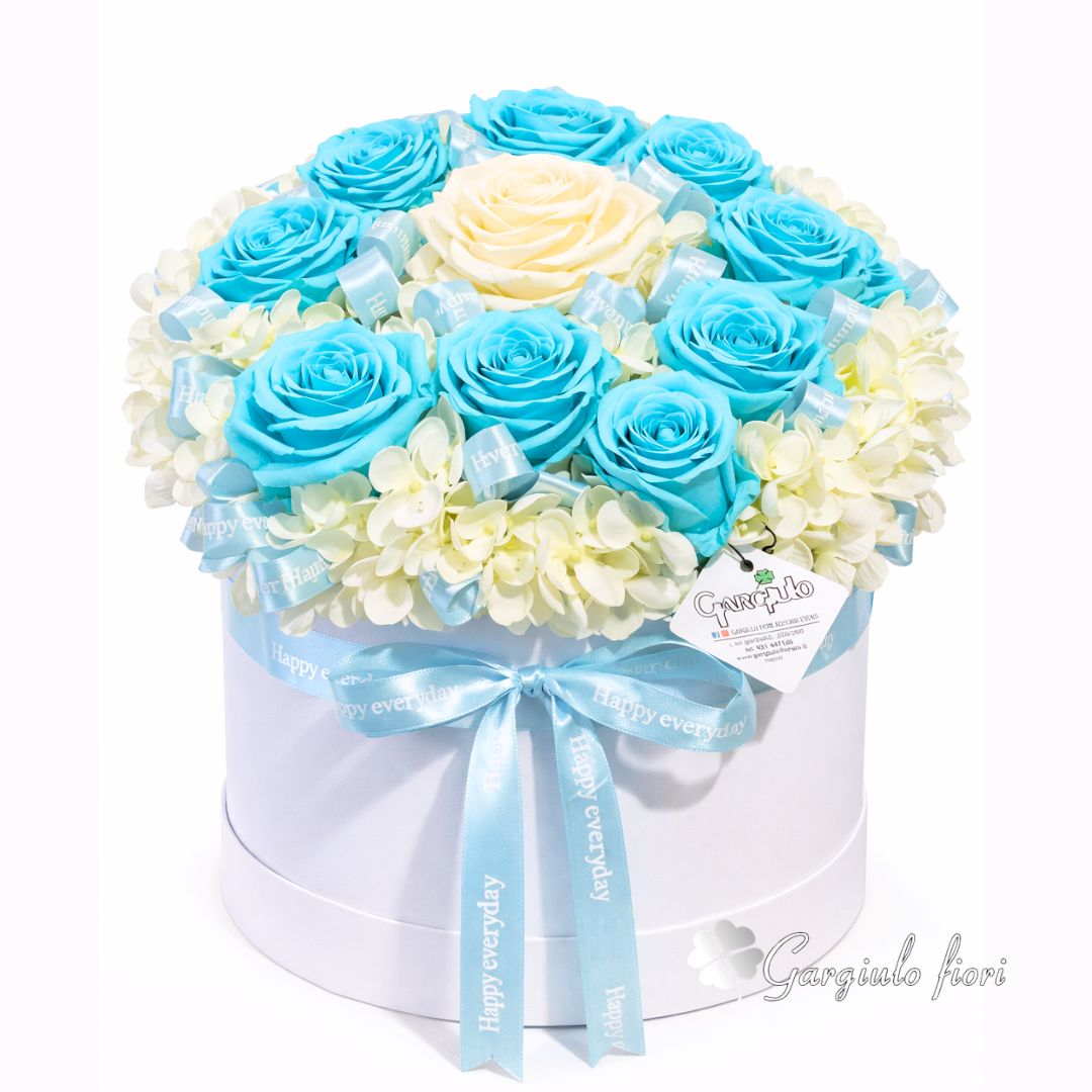 Elegante Box con Rose Azzurre Fresche e Ortensia Bianca