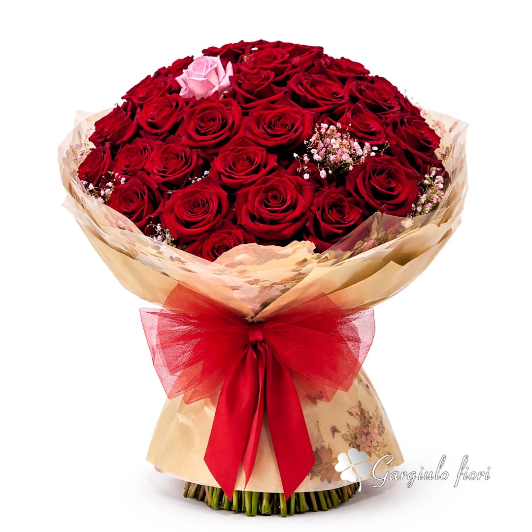 Lussuoso Bouquet di Rose Rosse con Singola Rosa Rosa