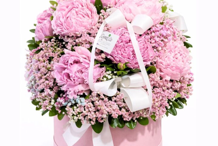 "Sogno di Peonie": Lussuosa Box Rosa con Peonie Fresche e Velo da Sposa