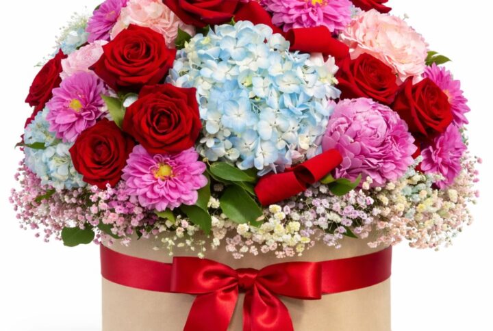 "Sogno a Colori": Lussuosa Flower Box con Rose Rosse, Ortensia e Dalie
