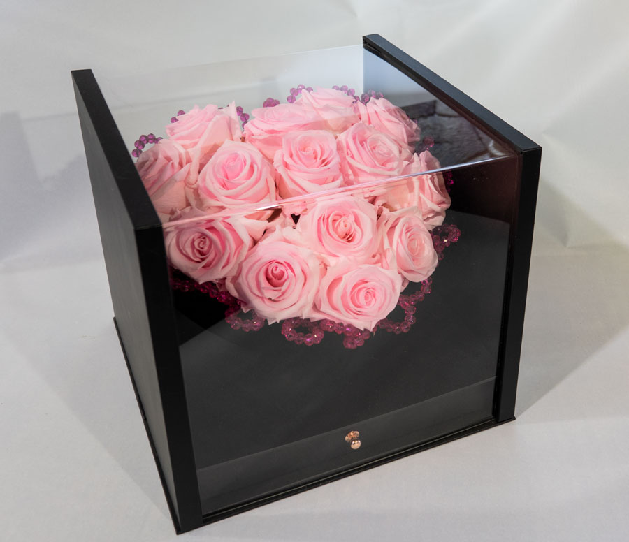 Box  nero e pexiglass di rose stabilizzate bianche