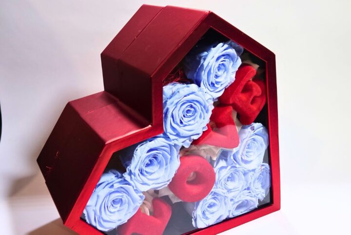 Scatola a Cuore San Valentino con Rose Devitalizzate azzurre e rosse - Scritta Love