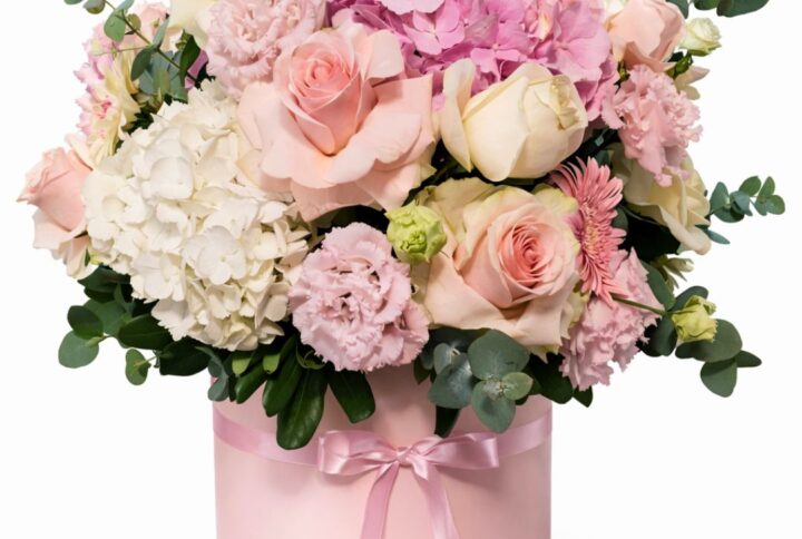"Nuvola Cipria": Flower Box Romantica con Ortensie, Rose ed Eucalipto