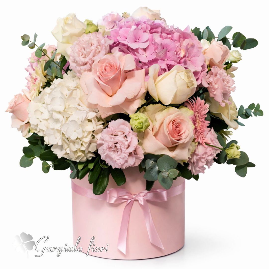 “Nuvola Cipria”: Flower Box Romantica con Ortensie, Rose ed Eucalipto