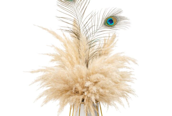 Composizione Boho-Chic con Pampas e Piume di Pavone