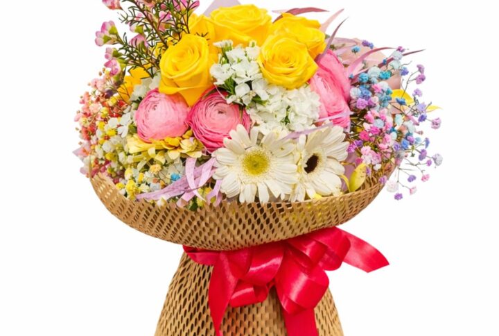 "Risveglio di Primavera": Bouquet Vivace con Rose Gialle, Ranuncoli e Gerbere