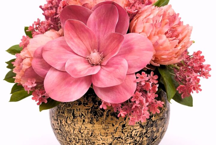 "Fascino Eterno": Centrotavola Lusso con Magnolia e Peonie in Lattice e Stoffa