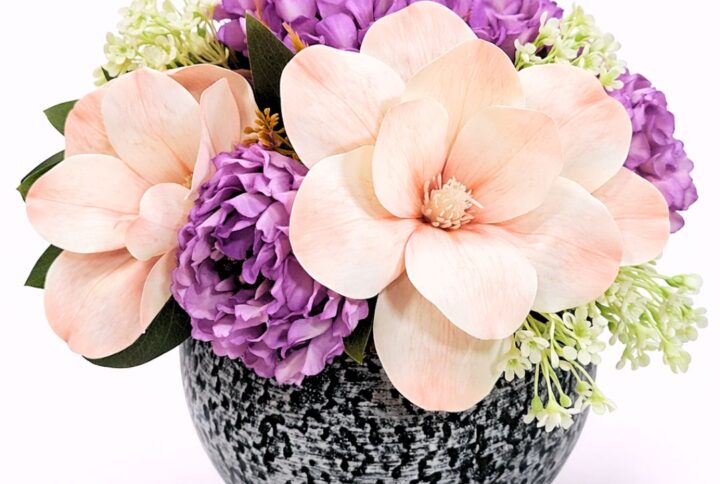 Centrotavola Lusso con Magnolie Pesca e Ortensie Viola in Lattice e Stoffa