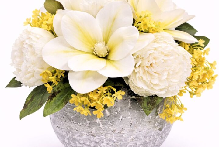 "Luce Pura": Centrotavola Lusso con Magnolie Bianche e Peonie in Lattice e Stoffa