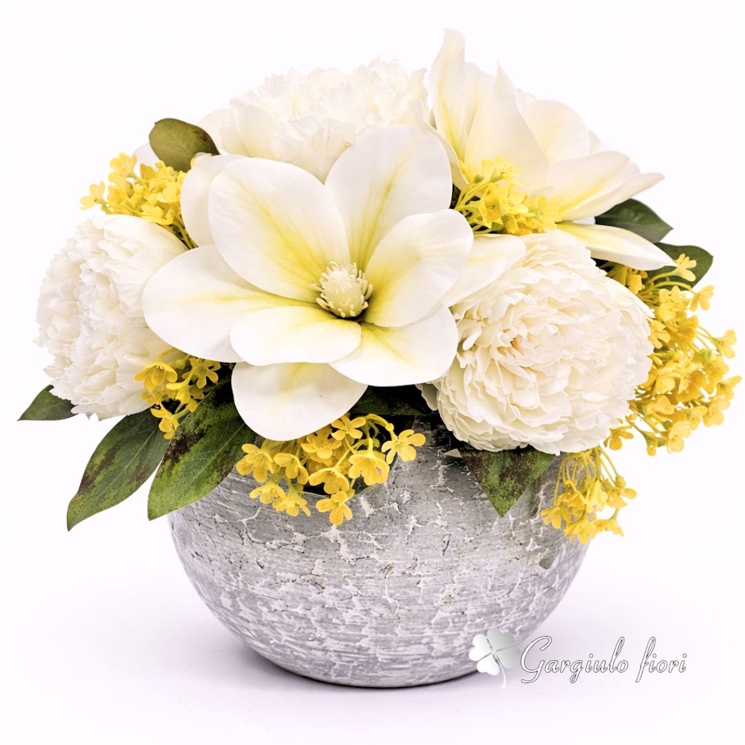 “Luce Pura”: Centrotavola Lusso con Magnolie Bianche e Peonie in Lattice e Stoffa